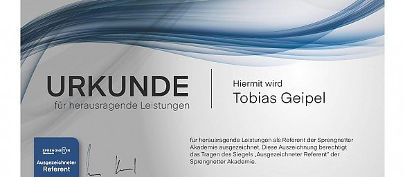 Foto <span style="color: rgb(122, 122, 122); font-family: Roboto, sans-serif; font-style: normal; font-variant-ligatures: normal; font-variant-caps: normal; font-weight: 400;">Auf dem diesjährigen Jahreskongress zur Immobilienbewertung der Sprengnetter Akademie wurde Tobias Geipel für besondere Leistungen als Referent ausgezeichnet. Ab sofort berechtigt dies zum Tragen des Siegels „Ausgezeichneter Referent“ der Sprengnetter Akademie.</span>