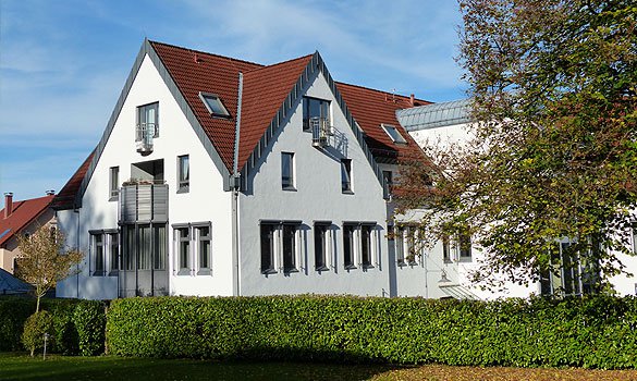 Foto Am heutigen Tag war ich als Sachverst�ndiger f�r Immobilien zur Kaufberatung eines Wohnhauses in Alfeld (Leine) hinzugezogen. Der potenzielle K�ufer, der in der Region ein Eigenheim erwerben m�chte, stand vor der Entscheidung, ein angeblich umfassend saniertes Objekt zu kaufen. Meine Aufgabe war es, den tats�chlichen Zustand des Geb�udes zu �berpr�fen und den Kunden bei seiner Kaufentscheidung zu unterst�tzen.<br>